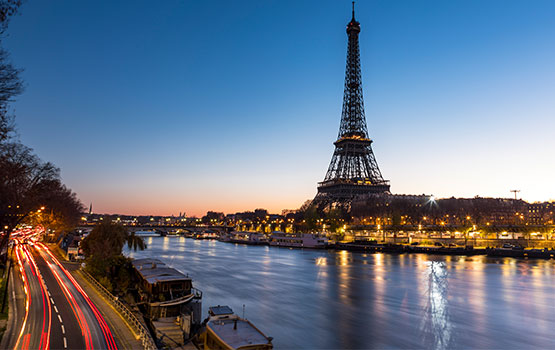 Voitures dans Paris avec la Tour Eiffel en arrière-plan