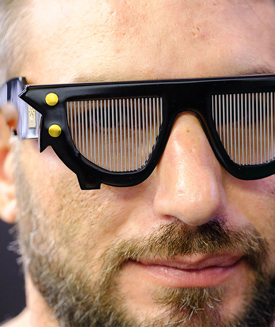 Homme avec des lunettes créatives