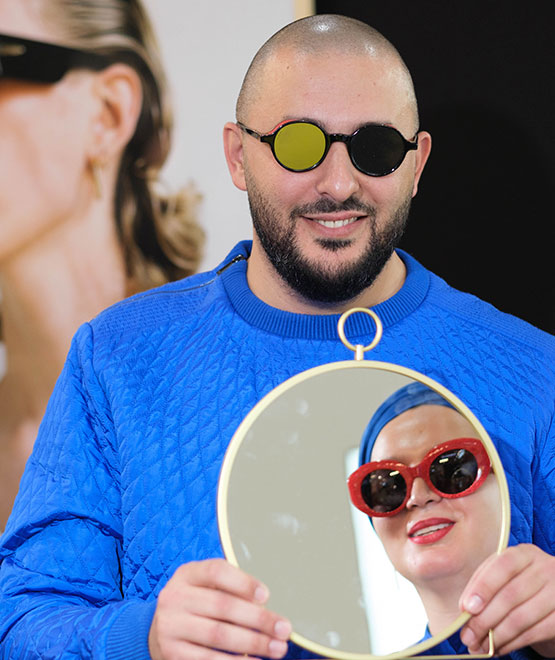 Homme avec des lunettes dont un verre est opaque