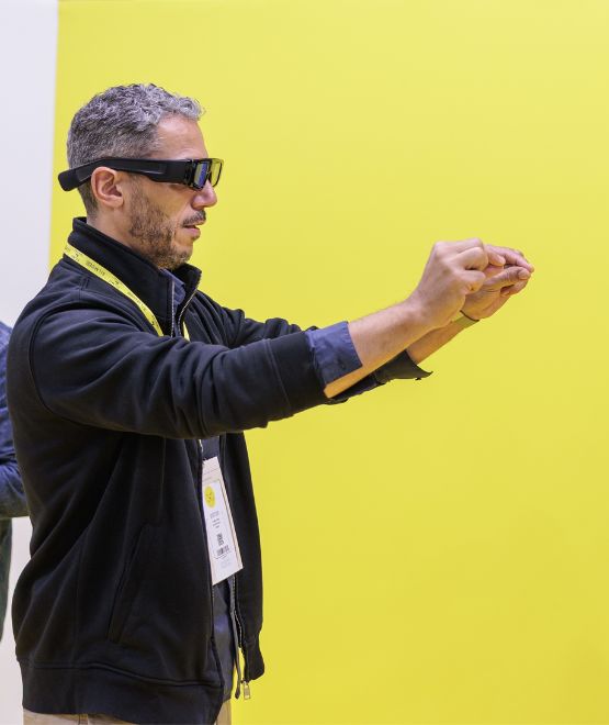 Visiteur de SILMO Paris avec des lunettes connectées
