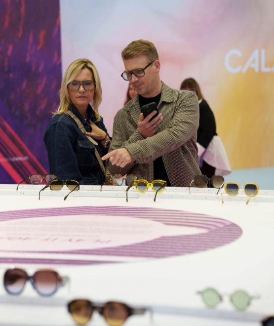 Visiteurs de SILMO Paris découvrant les prochaines tendances optiques