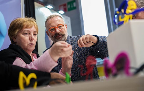 Personnes discutant en manipulant des lunettes