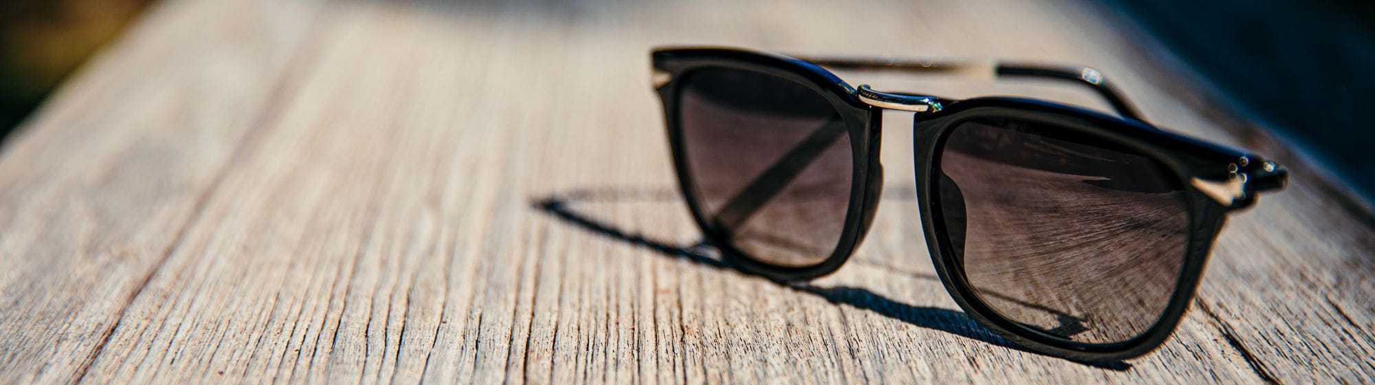 lunettes de soleil sur une planche en bois